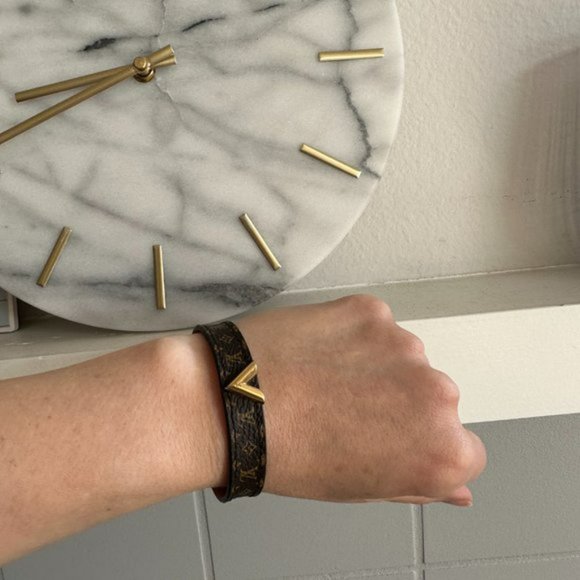 Authentic Louis Vuitton Essential V Bracelet - Picture 4 of 13